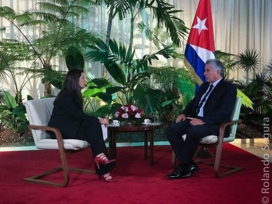 Patricia Villegas entrevista para Telesur a Miguel Díaz-Canel Bermúdez en La Habana. Foto: Rolando Segura/ Telesur.