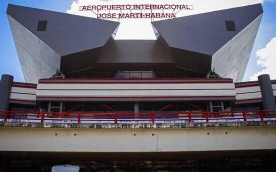   El aeropuerto Internacional José Martí de La Habana no descuida los protocolos del Control Sanitario Internacional. Foto: ACN.