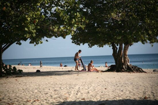 Hotel Memories Trinidad del Mar, con la espléndida playa Ancón a sus pies.