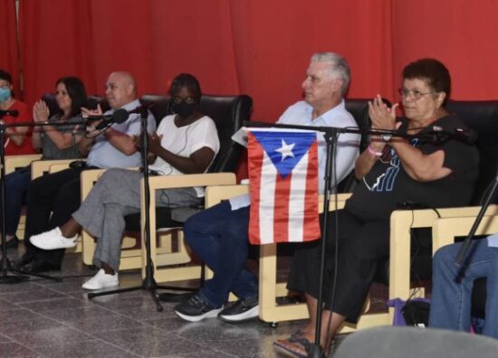 Díaz-Canel sostuvo un encuentro con amigos de la solidaridad que participan en las actividades en saludo al 26 de julio en Cienfuegos. Fotos: @PresidenciaCuba.