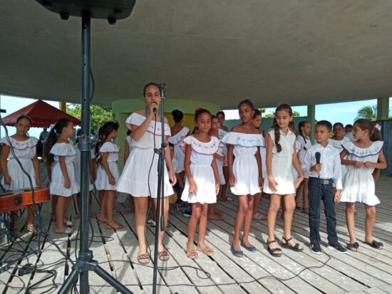 Pequeños Manacanabo, proyecto cultural que recrea las tradiciones campesinas animó la actividad de inicio del verano en Trinidad.