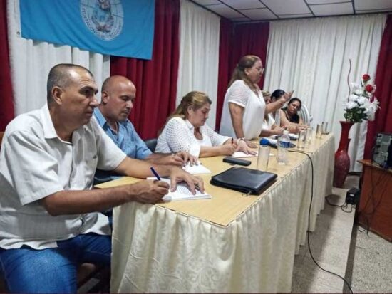 Teresa Amarelle Boué encabeza un encuentro con mujeres espirituanas, sobre el nuevo Código de las Familias de Cuba. Fotos: Radio Sancti Spíritus/Facebook.