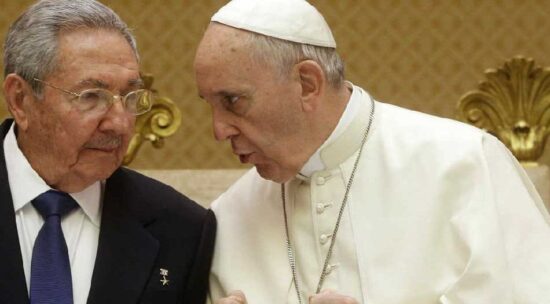 Lo confieso, con Raúl Castro tengo una relación humana, manifestó el Sumo Pontífice. Foto: AP.