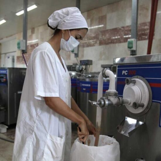 La fábrica de helados de Trinidad reajustó igualmente su jornada laboral de ocho horas ante la actual contingencia energética.