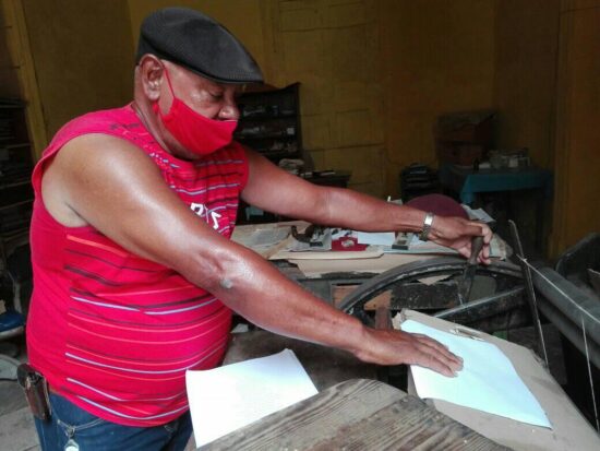 Las viejas máquinas de impresión por caracteres todavía “dan la talla” y hacen la maravilla de retar al tiempo. Fotos: Alipio Martínez Romero/Radio Trinidad Digital.