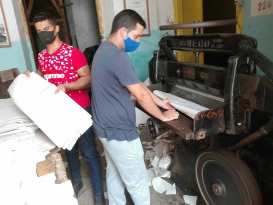 Los jóvenes también aprenden el oficio de trabajar los equipos de la Imprenta de Especialidades de la Empresa de Producciones Varias de Trinidad.