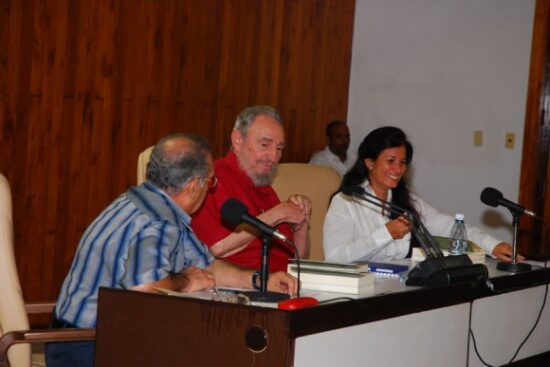 Fidel Castro presenta el libro “La victoria estratégica”. 