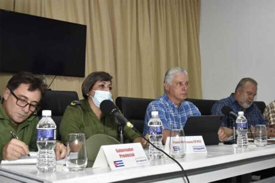 Díaz-Canel encabezó el chequeo de las acciones para extinguir el siniestro en la zona industrial matancera. Foto: PL.