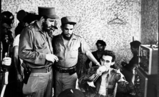 El Comandante en Jefe Fidel Castro dirige, desde el antiguo cuartel de la tiranía batistiana en Trinidad, las acciones que se ejecutaban en el aeropuerto de la ciudad. Foto: archivo.