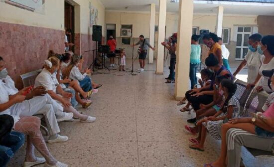 El músico cubano compartió sus buenas energías con pacientes y personal de salud del Hospital de Trinidad.