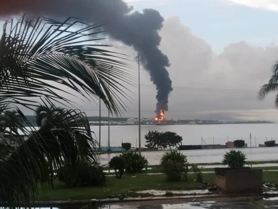 El incendio en la base de supertanqueros de Matanzas ocasiona lluvias ácidas en zonas cercanas, donde ocurran precipitaciones. Foto: Girón.