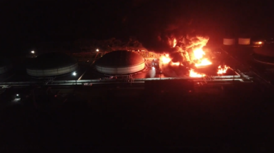 Una descarga eléctrica provocó un incendio de grandes dimensiones a lo que sucedió la explosión de dos de los grandes tanques de crudo. Foto: PL.