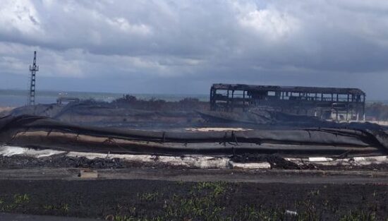 Uno de los supertanqueros de la zona industrial de Matanzas tras el incendio. Foto: Cuenta en Facebook de Radio 26.