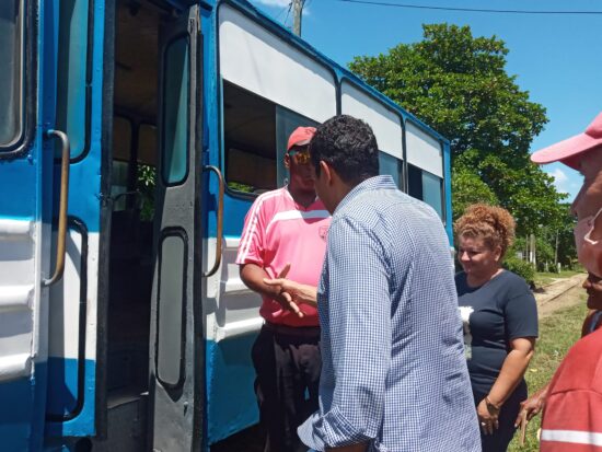 El ministro de Transporte Eduardo Rodríguez Dávila, presente en el reinicio de la transportación de pasajeros en el ramal Trinidad-Delicias. Fotos: Belkis Niebla López/Radio Trinidad Digital.