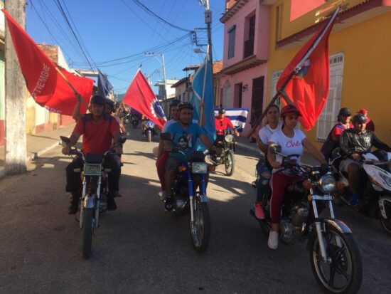 En bicicleta, caminando, o en motorinas, trinitarios a favor de la paz y del nuevo Código de las Familias de Cuba.