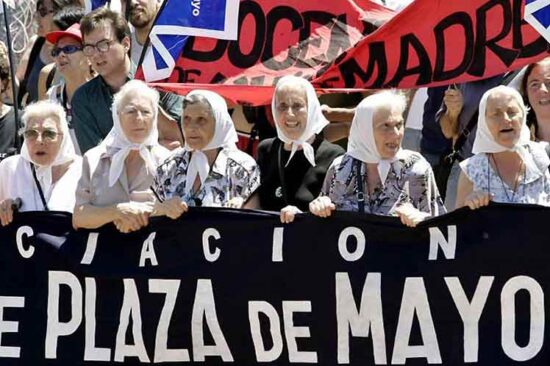 Nuevamente Madres de Plaza de Mayo acuden a respaldar a la vicepresidenta argentina Cristina Fernández. Foto: Prensa Latina.