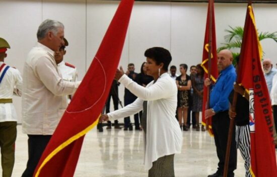 El presidente cubano participó en el acto de condecoraciones en saludo al aniversario 62 de la organización cederista. Foto: ACN.