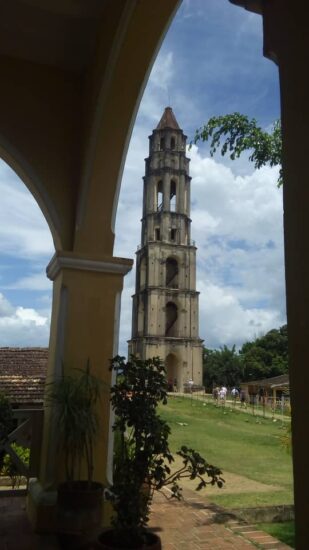 Vista de la torre Manaca-Iznaga, desde la antigua casa-hacienda, hoy un reconocido restaurante de la sucursal Palmares Sancti Spíritus. Foto: José Rafael Gómez Reguera/Radio Trinidad Digital.