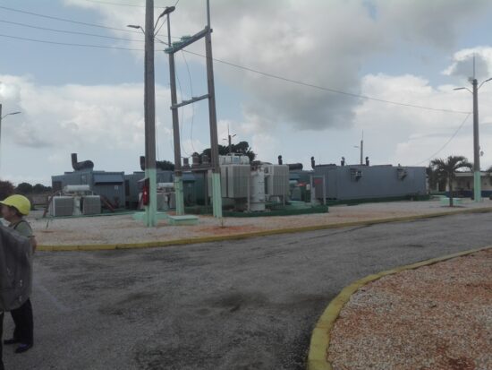La planta de fuel oil y la batería de grupos electrógenos de Trinidad aseguran servicios básicos ante la actual contingencia del Sistema Electroenergético Nacional de Cuba, tras el paso del huracán Ian. Foto: Alipio Martínez Romero/Radio Trinidad.