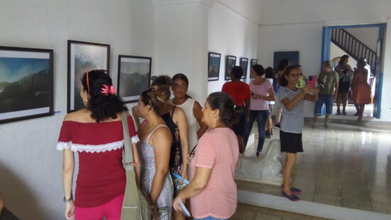 La Galería de Arte Universal Benito Ortiz Borrell, de Trinidad, acoge una muestra fotográfica cargada de hermosura y simbolismo. Fotos: José Rafael Gómez Reguera/Radio Trinidad.