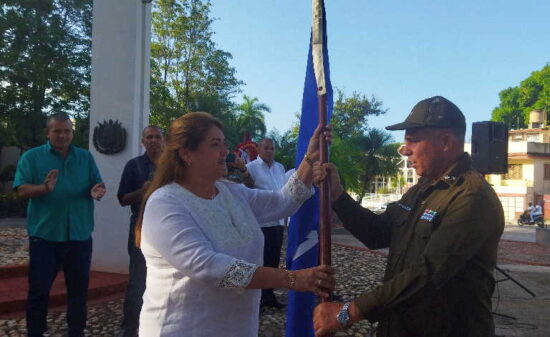 Al cuerpo de bomberos de Sancti Spíritus le fue entregada la bandera de Proeza Laboral. Foto: Yosdany Morejón/Escambray.
