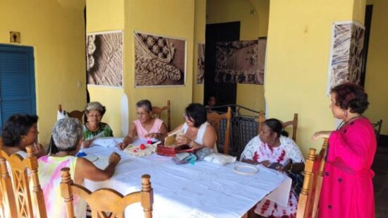 Bajo la dirección de Yudit Vidal Faifa (extrema derecha), las artesanas que conforman el proyecto “Entre hilos, alas y pinceles”, siempre han estado muy activas en Trinidad.
