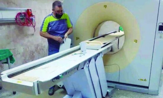 Los esfuerzos innovadores de los trabajadores de electromedicina garantizan la disponibilidad de equipos médicos. Foto: Archivo Escambray.