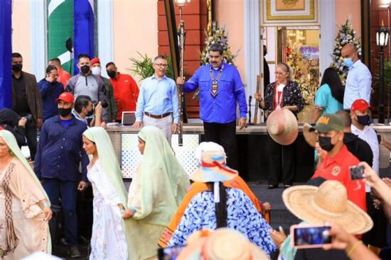El Presidente de Venezuela recibió a representantes de las comunidades originarias del país. Foto: Prensa Latina.