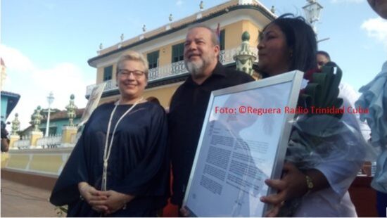 Momento en el cual la UNESCO entregaba oficialmente el certificado que acredita a Trinidad como Ciudad Creativa. Foto: José Rafael Gómez Reguera.