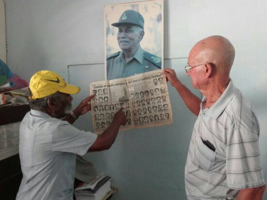 Jorge Abreu Carvajal, junto al presidente de la Asociación de Combatientes de la Revolución Cubana en el municipio de Trinidad.