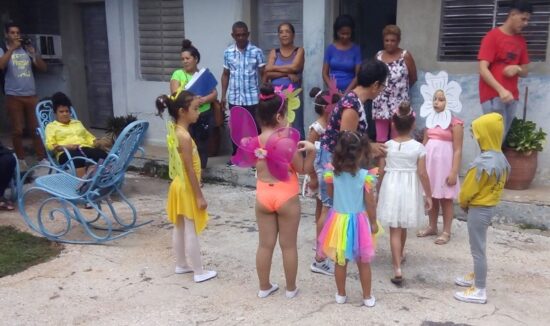 Niños de preescolar de la Escuela Primaria República de Cuba escenifican una poesía, en este Día de la Cultura Cubana, en la Dirección Municipal de Educación de Trinidad.
