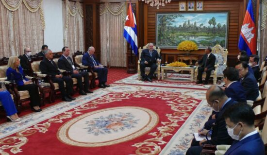 Marrero se reunió con el presidente de la Asamblea de Cambodia Heng Samrin.