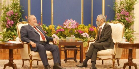 En el viaje de regreso a Cuba, el jefe de Gobierno cubano fue recibido por el primer ministro de Singapur, Lee Hsien Loong. Foto: @PresidenciaCuba.