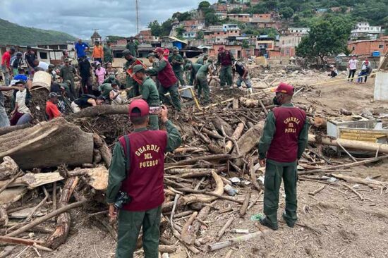 El esfuerzo colectivo hace posible la paulatina recuperación del poblado afectado por el deslave, en Venezuela. Fotos: Prensa Latina.