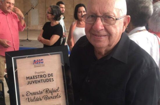 Ernesto Valdés recibió la distinción Maestro de Juventudes, el más importante reconocimiento que otorga la AHS. Foto: Facebook.