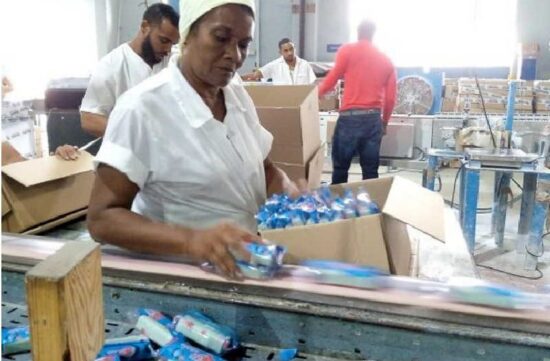 Se produce el jabón de tocador Rocío, un nuevo producto para la distribución por la canasta familiar normada. Foto: Karina Rodríguez Martínez/ Cubadebate.