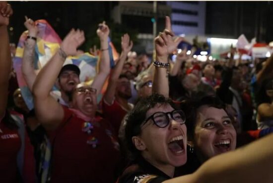 Simpatizantes del expresidente Lula da Silva celebran los resultados en Sao Paulo, Brasil. Foto: Fernando Bizerra/ EFE.