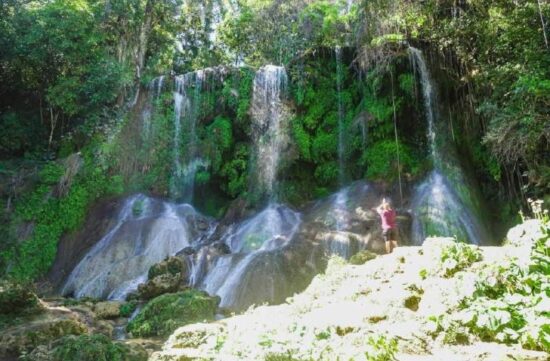 Hermosos paisajes y saltos de agua figuran entre los atractivos del parque natural El Nicho en Topes de Collantes. Fotos: Internet.