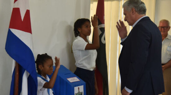 Díaz-Canel ejerce su derecho al voto en el colegio número tres de la circunscripción 57, del municipio Playa. Foto: ACN.