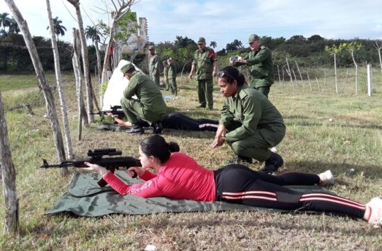 Experimentados oficiales de las FAR atendía la preparación y dirección del tiro con calibre de combate de los estudiantes. Fotos: Luis Herrera/Escambray.