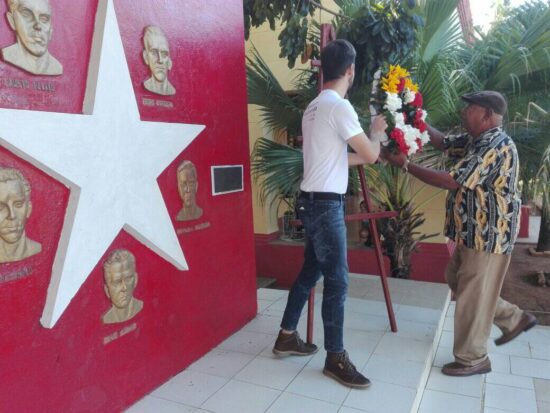 Ofrenda floral ante el sencillo monumento a los cinco jóvenes trinitarios asesinados por la dictadura batistiana en 1957. Fotos: Alipio Martínez Romero/Radio Trinidad Digital.