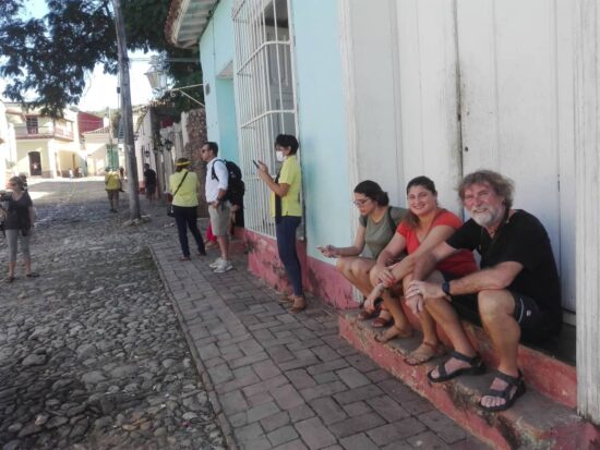 Arianne Gorgas Méndez (sentada, con pullover rojo), líder del grupo de familiarización del turoperador Fly for Vacations: Trinidad Es una ciudad única en Cuba.