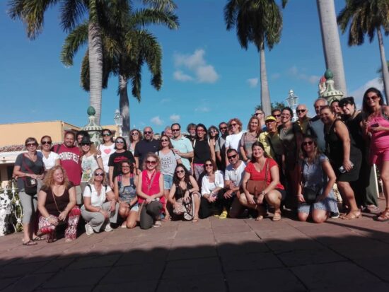 Los agentes de viaje de España no perdieron oportunidad para hacerse una “foto de familia” en Trinidad de Cuba. Fotos: Alipio Martínez Romero/Radio Trinidad Digital.