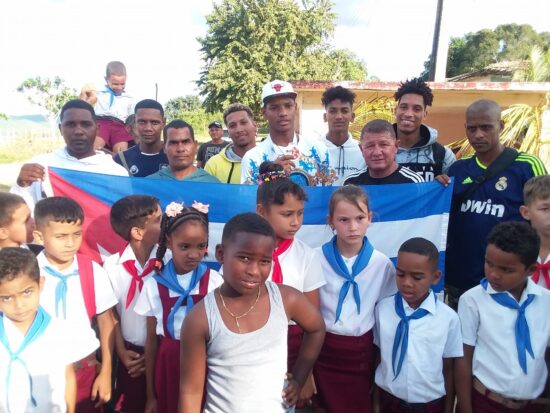 Pedro Alexis junto a sus entrenadores, niños y miembros del combinado deportivo de Caracusey. 