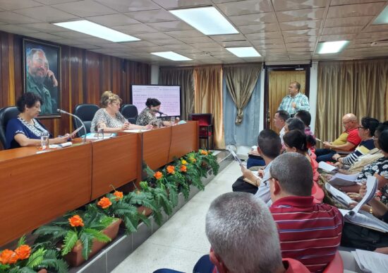 Ena Elsa Velázquez Cobiella (primera a la izquierda), ministra de Educación, evaluó el aseguramiento de la culminación del presente curso escolar en la provincia. Fotos: Oscar Alfonso.