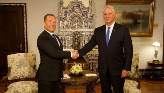 El presidente cubano fue recibido este lunes por el vicepresidente del Consejo de Seguridad de la Federación de Rusia, Dimitri Medvedev. Foto: Presidencia/Twitter.