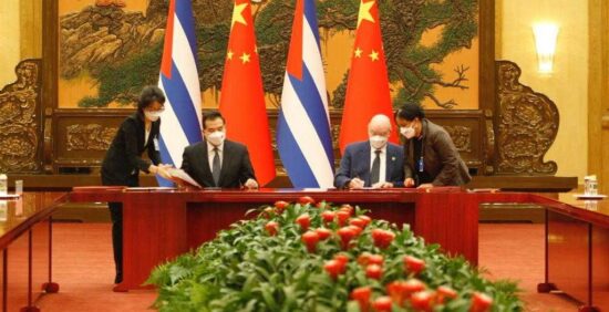 Luego de las conversaciones oficiales entre los mandatarios de Cuba y China, se firmaron 12 documentos. Foto: Estudios Revolución.