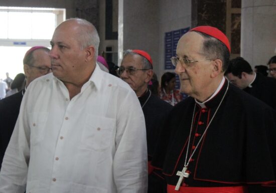 Alpidio Alonso Grau (I), Ministro de Cultura (Mincult), y el Cardenal Beniamino Stella (D). Foto: ACN.