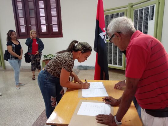 Firma de convenios entre la Asociación de Combatientes de la Revolución Cubana, en Trinidad, y el Gobierno y las organizaciones políticas y de masas del territorio.
