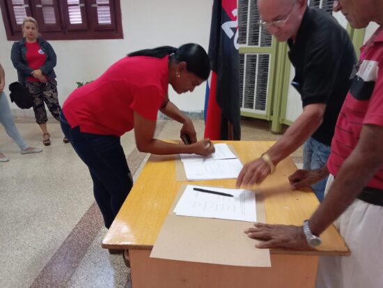 Firma de convenios entre la Asociación de Combatientes de la Revolución Cubana, en Trinidad, y el Gobierno y las organizaciones políticas y de masas del territorio. En la imagen, a nombre del Gobierno local, rubrica el documento la intendente, Yanneiqui Balmaseda. 